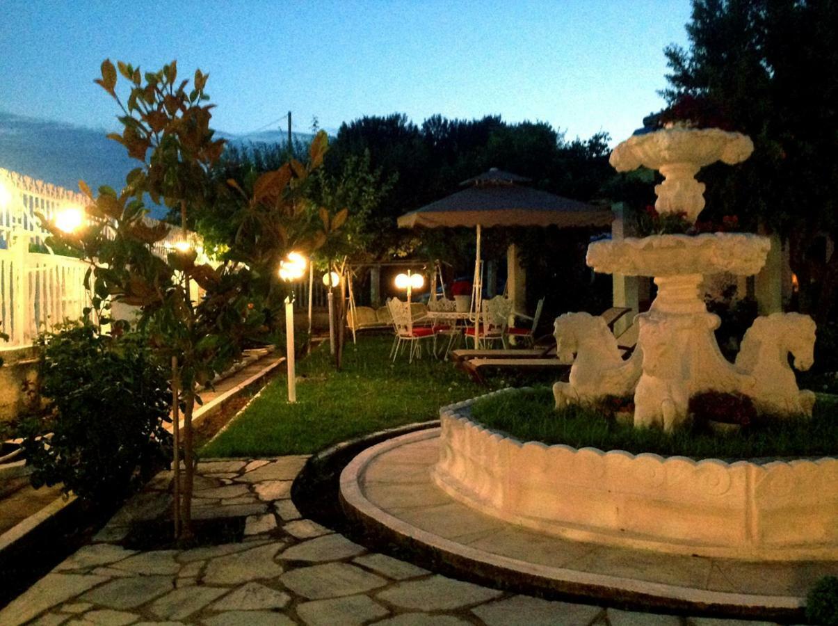 Villa Fofo - Beautiful Sea Front Villa With 650M2 Garden Nea Kallikrateia Zewnętrze zdjęcie