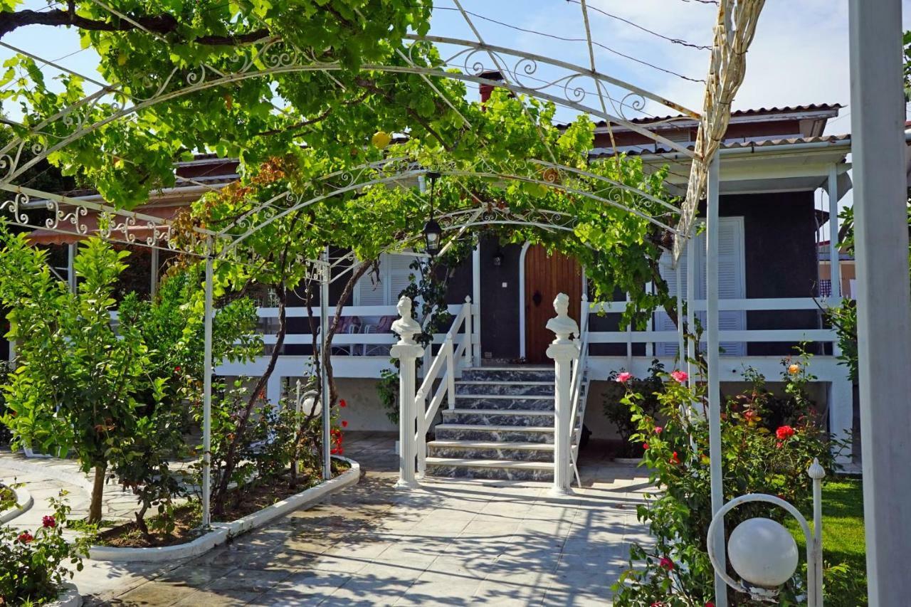 Villa Fofo - Beautiful Sea Front Villa With 650M2 Garden Nea Kallikrateia Zewnętrze zdjęcie