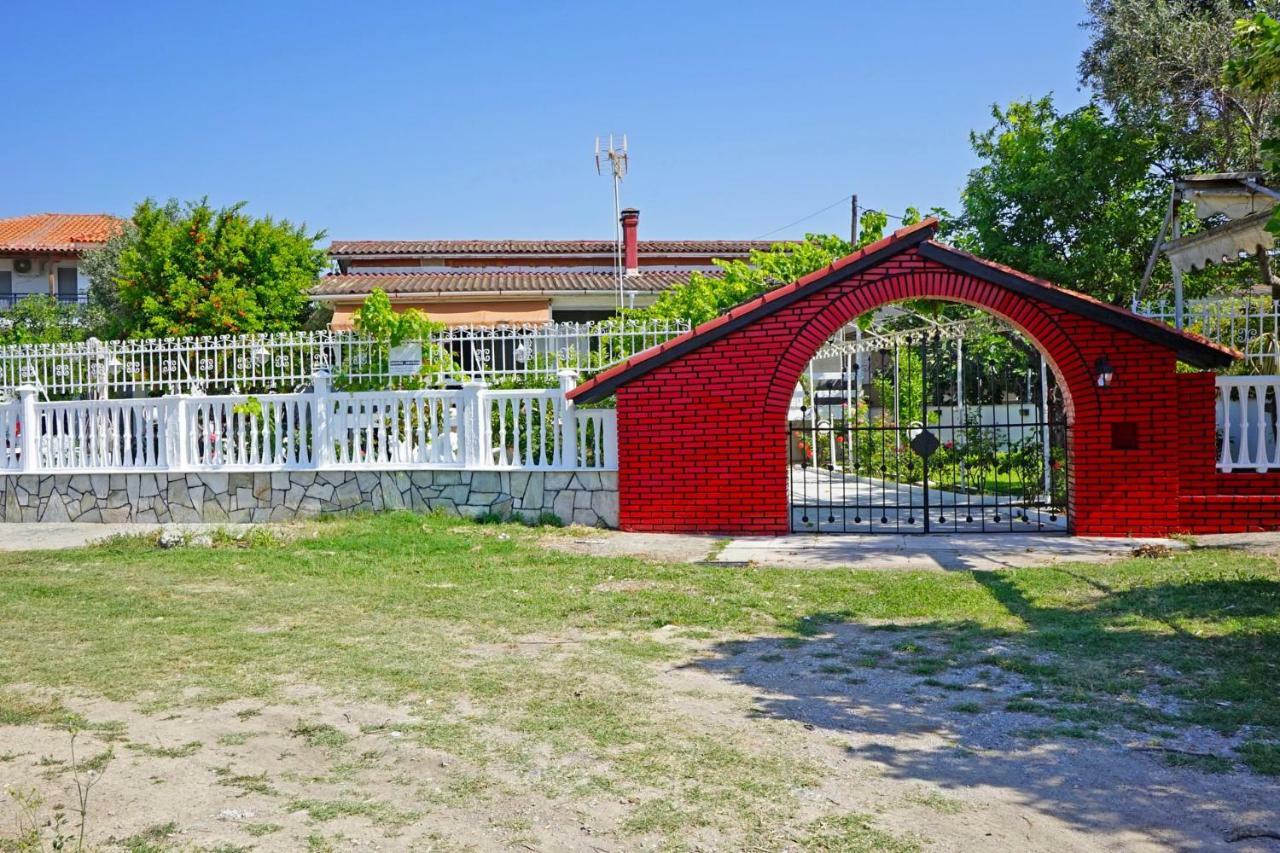 Villa Fofo - Beautiful Sea Front Villa With 650M2 Garden Nea Kallikrateia Zewnętrze zdjęcie