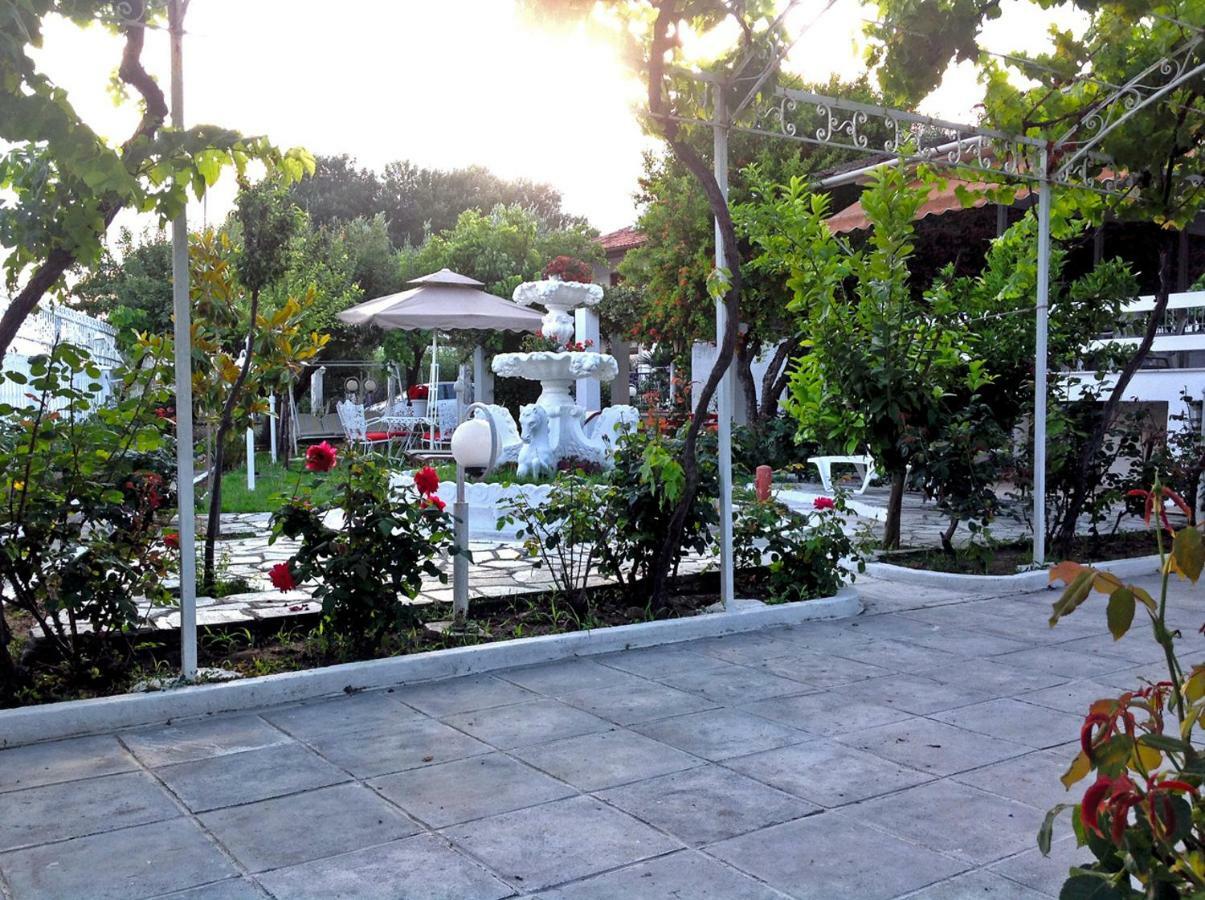 Villa Fofo - Beautiful Sea Front Villa With 650M2 Garden Nea Kallikrateia Zewnętrze zdjęcie