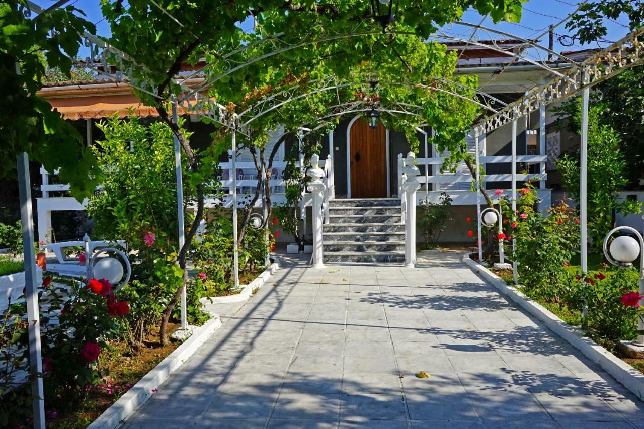 Villa Fofo - Beautiful Sea Front Villa With 650M2 Garden Nea Kallikrateia Zewnętrze zdjęcie